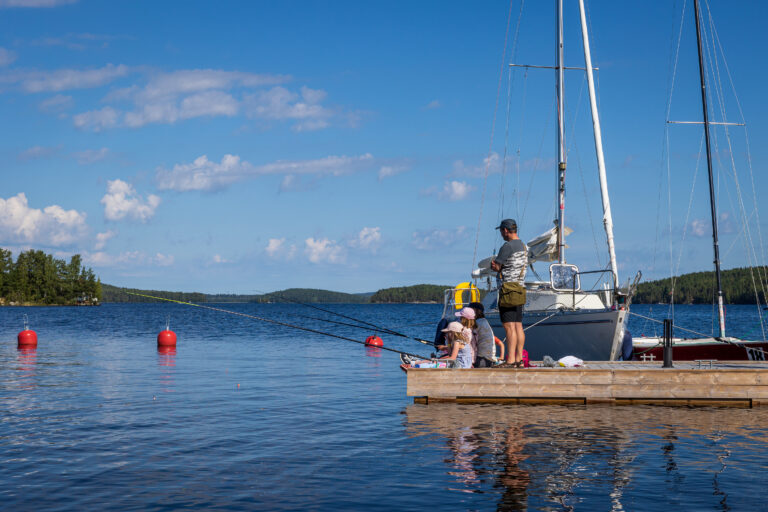 Lapset kalastavat Jyväskylän Säynätsalossa.